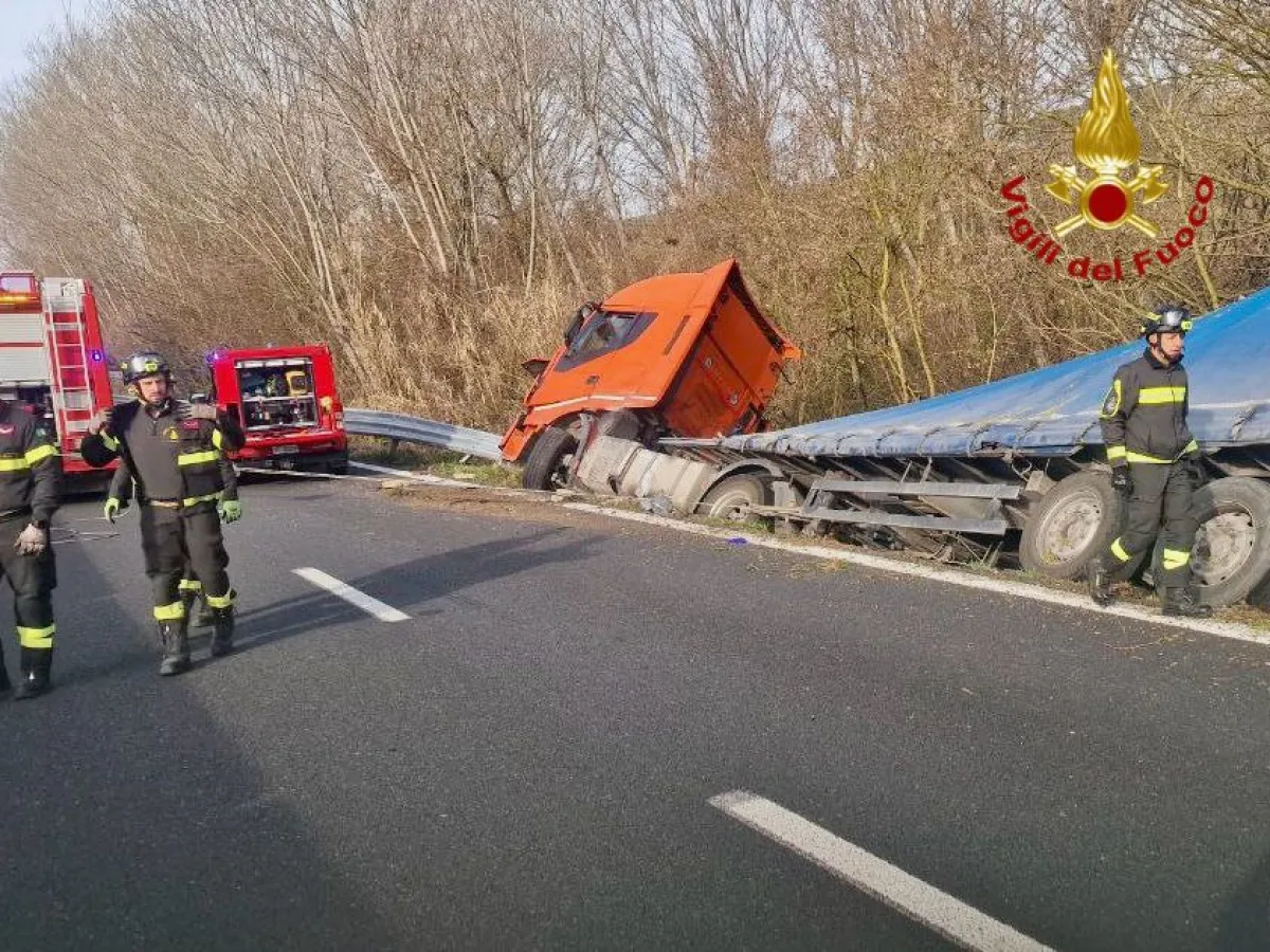 Incidente tra Tuoro e Castiglione del Lago. Camion finisce fuori strada, circolazione interrotta