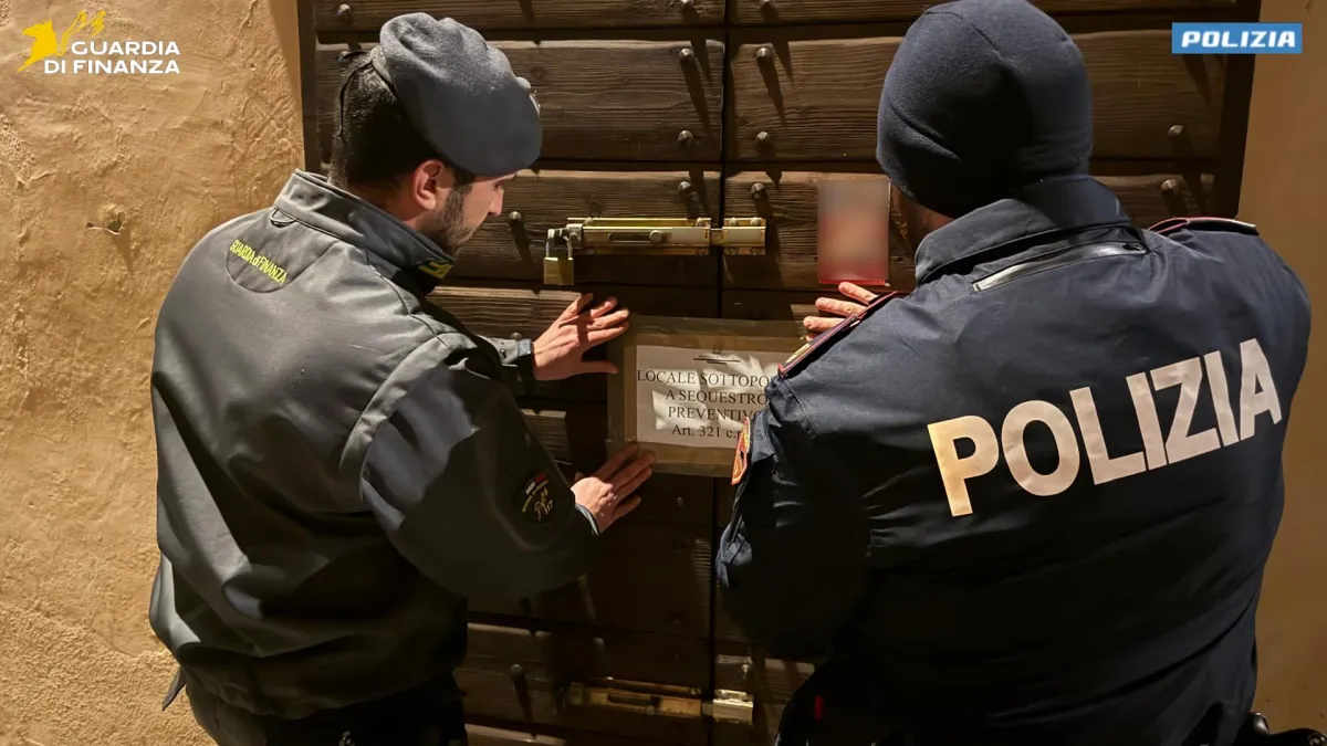 Blitz della Finanza nel centro di Perugia: locale sequestrato e titolare denunciato, dentro quasi 200 persone e una sola uscita