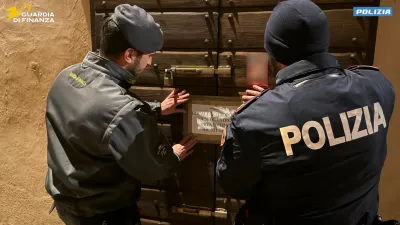 Blitz della Finanza nel centro di Perugia: locale sequestrato e titolare denunciato, dentro quasi 200 persone e una sola uscita