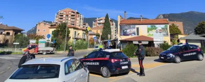 Terrorizzati, si barricano in auto per sfuggire al padre ubriaco: arrestato 55enne a Montefranco