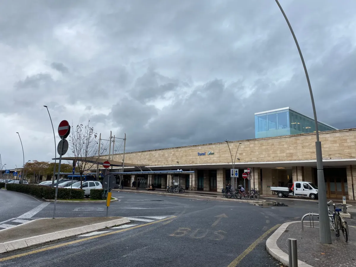 Terni, 16enne aggredita nei pressi della stazione: la giovane reagisce con lo spray al peperoncino