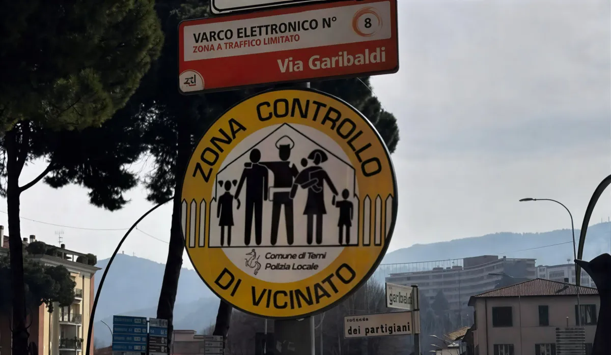 Controllo di vicinato a Terni, installati i primi cartelli: malamovida, maranza e degrado nel mirino. Bandecchi: “Addio chiacchiere”