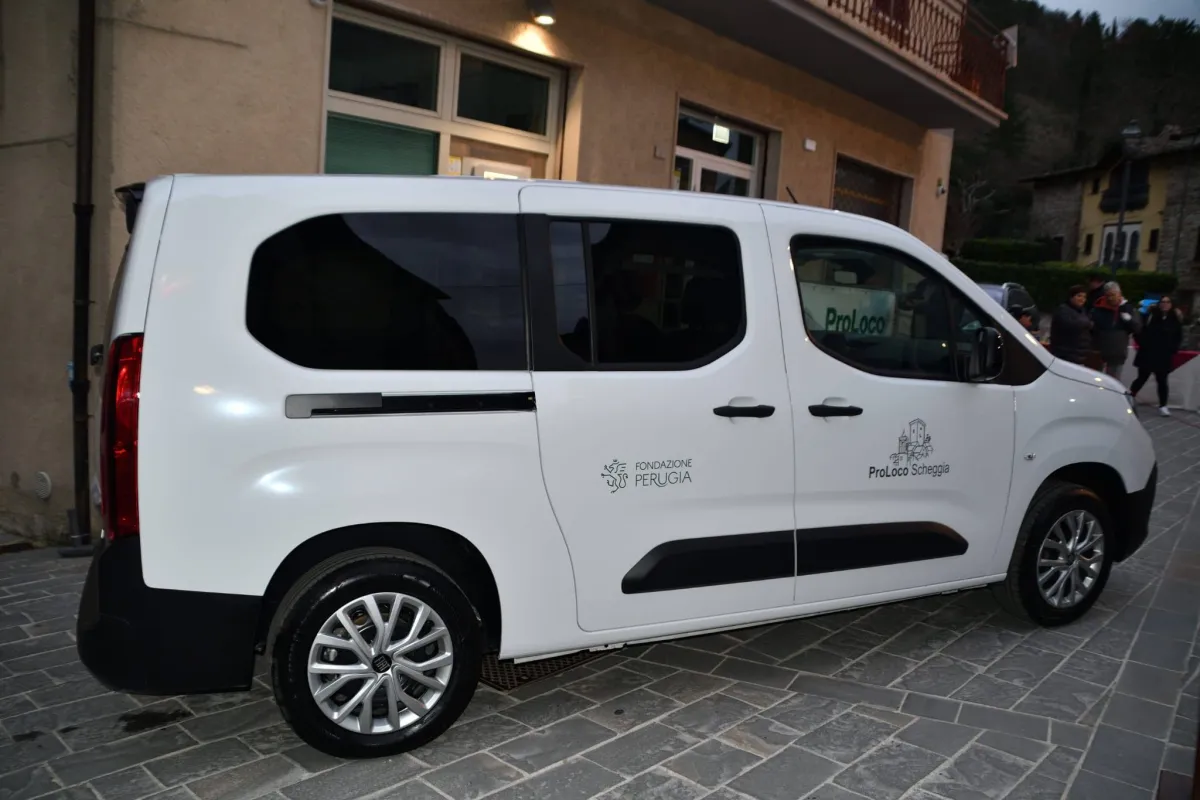 Scheggia e Pascelupo, nuova auto per la comunità: la Pro Loco presenta il mezzo con il sostegno della Fondazione Perugia
