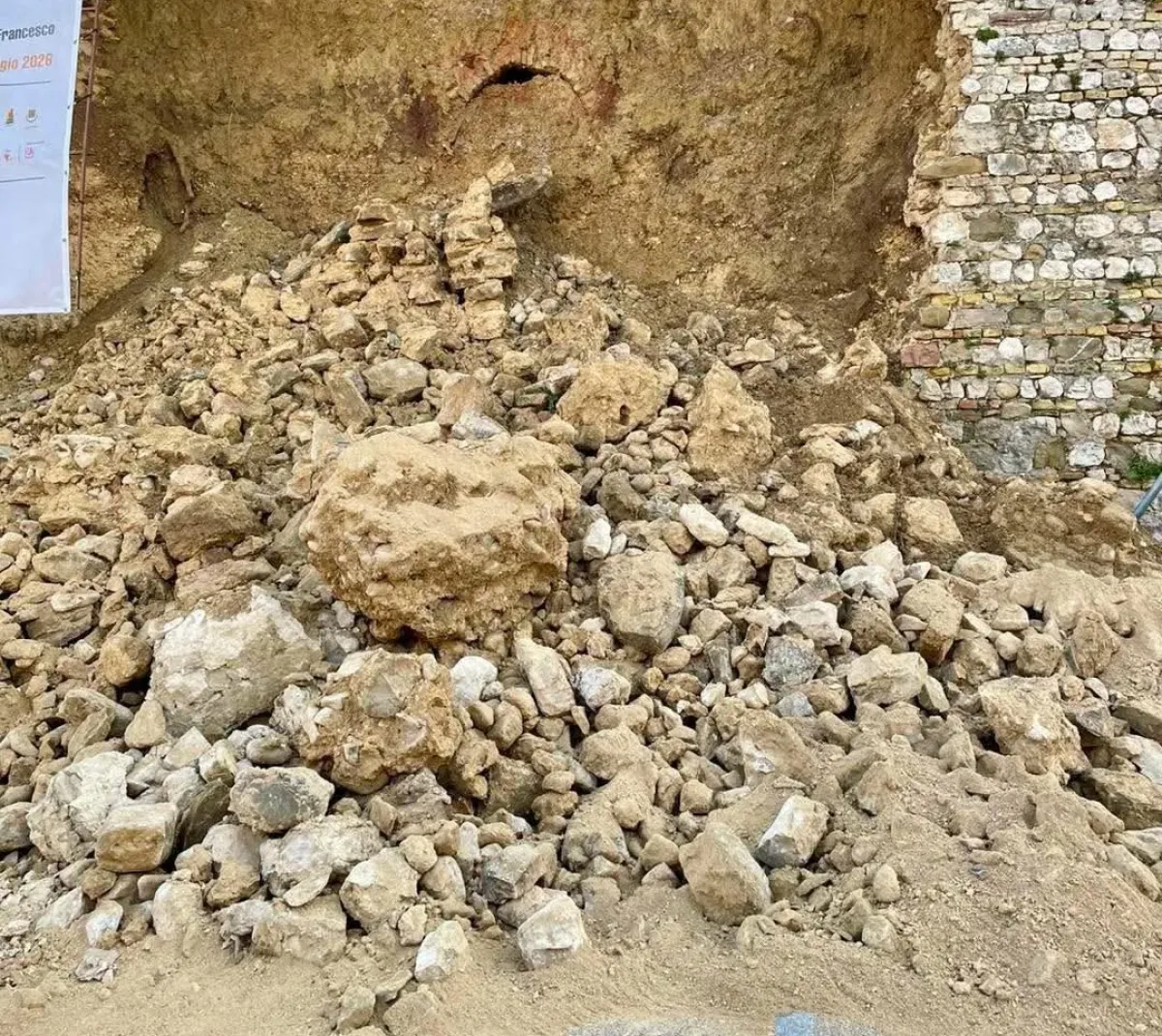 Montefalco, crollo di un tratto di cinta muraria nel centro storico: non si registrano feriti