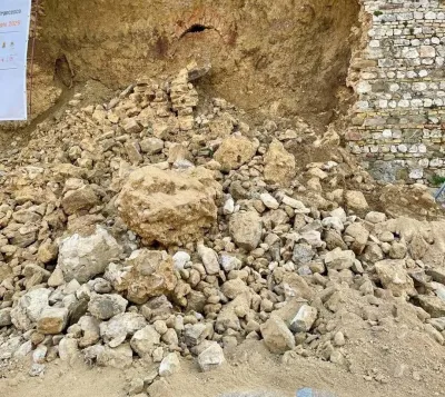 Montefalco, crollo di un tratto di cinta muraria nel centro storico: non si registrano feriti