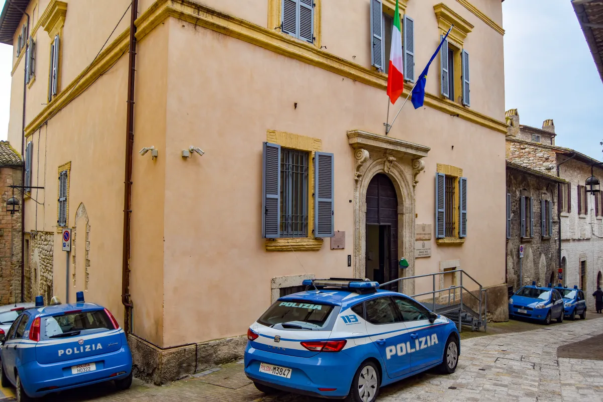 Bastia Umbria, sbanda con l'auto e finisce in una proprietà privata. Denunciato 27enne 