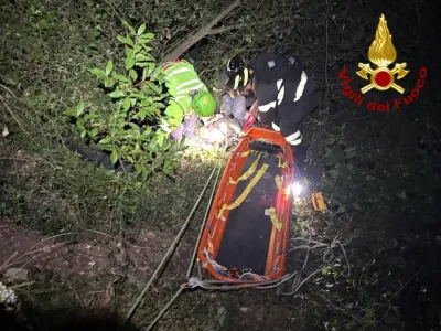 Terni, anziani cadono in un fosso mentre cercano asparagi: salvati dai Vigili del Fuoco con il supporto del Soccorso Alpino