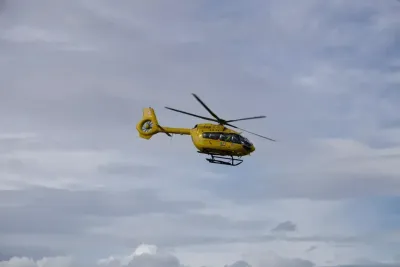 Strada statale 685 "Tre Valli Umbre", schianto tra due auto e una moto: centauro elitrasportato in gravi condizioni