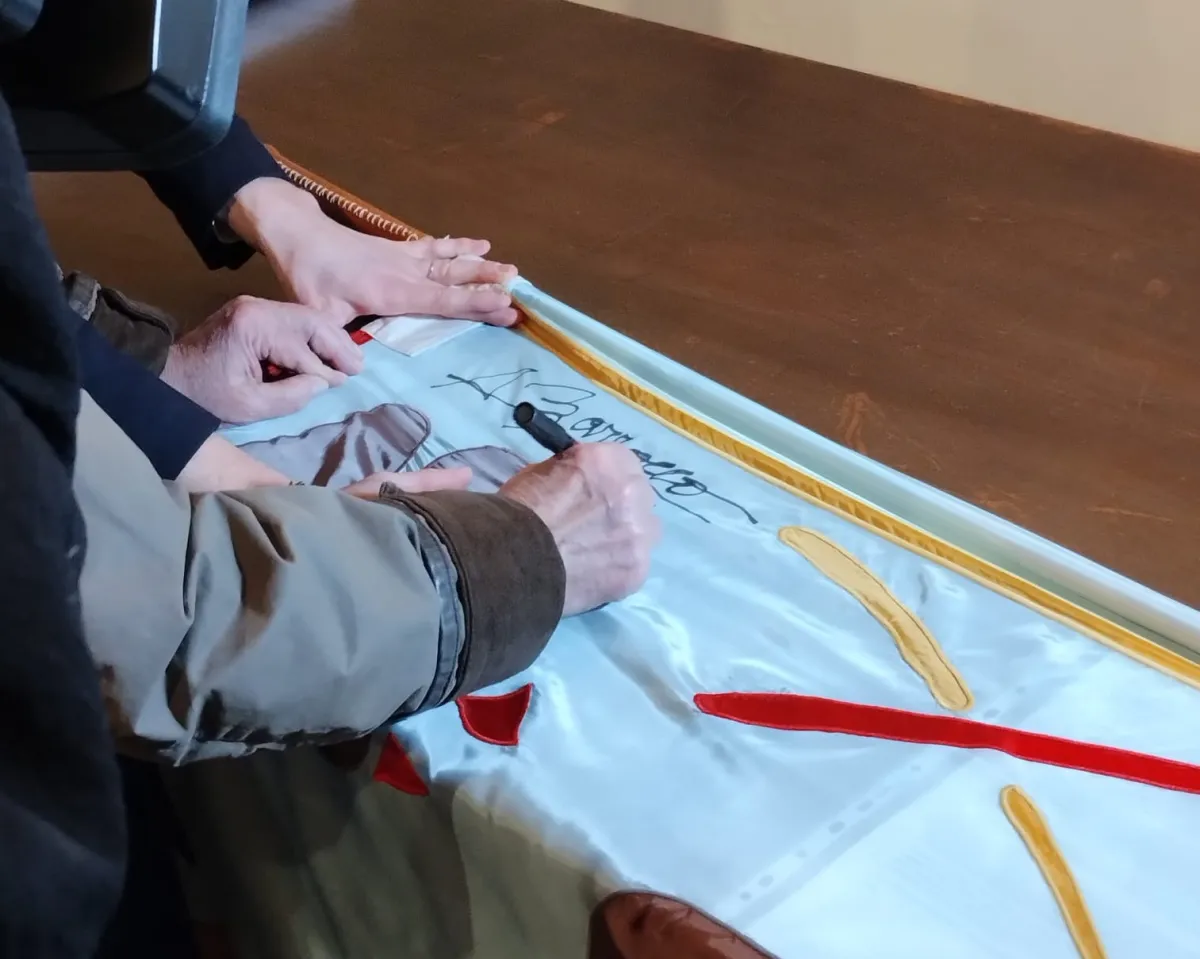 Gubbio, presentata la bandiera di San Francesco: tavola rotonda tra arte, storia e tradizione degli Sbandieratori