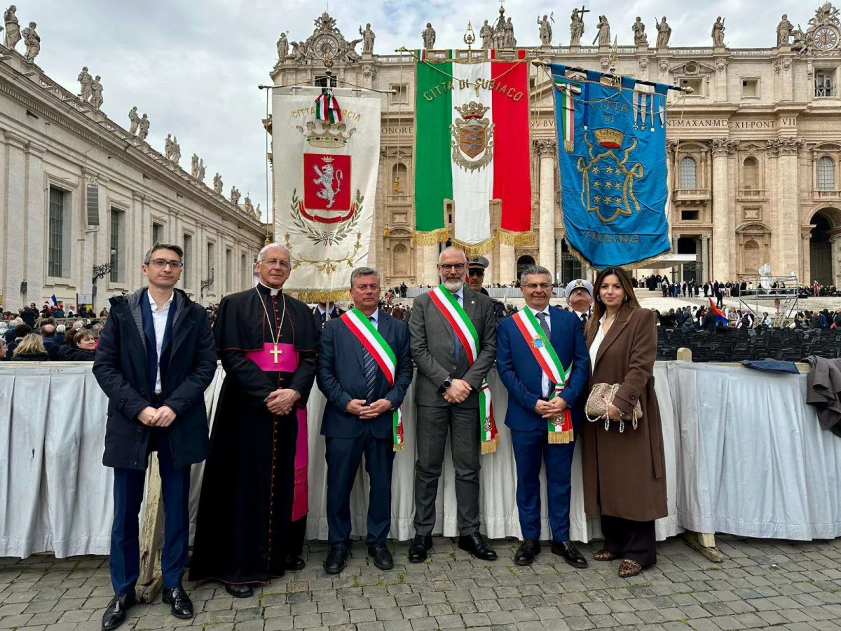 Norcia, la Fiaccola Benedettina benedetta a Roma da Papa Leone XIV in Piazza San Pietro: “Simbolo di fraternità”