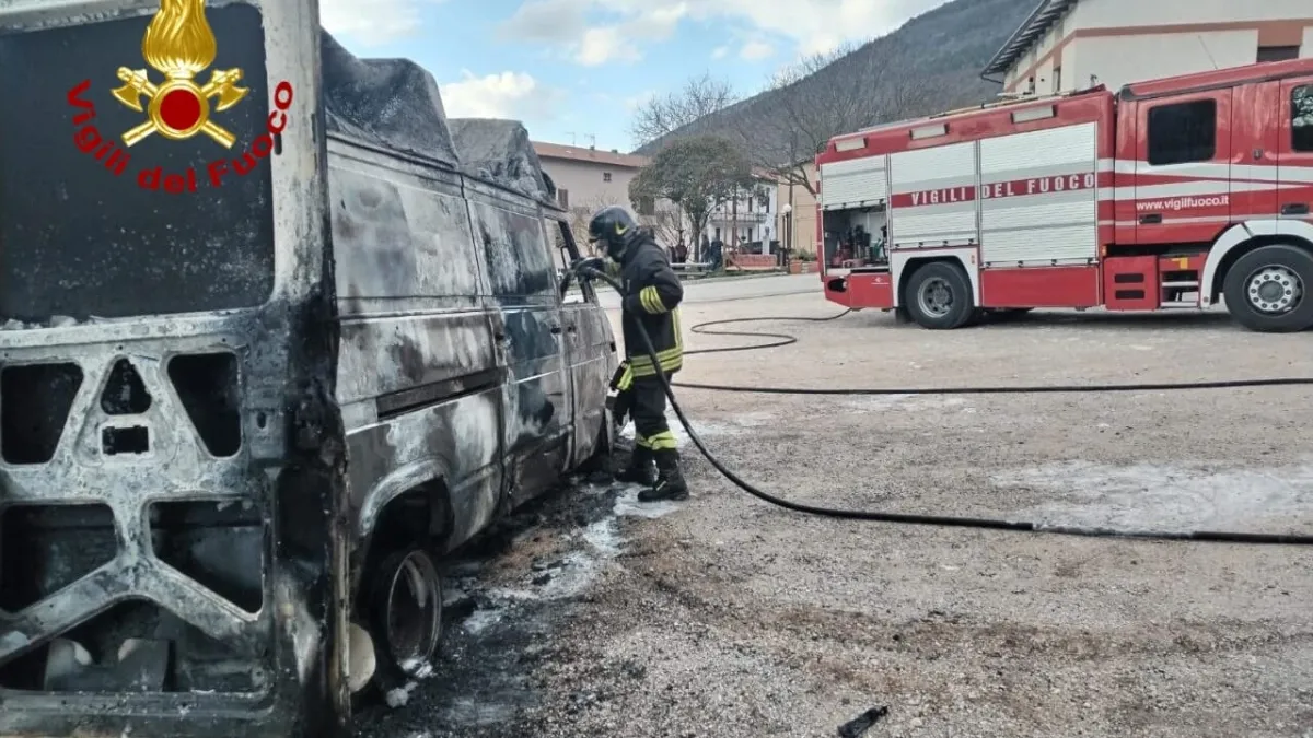 Scheggia, furgone in fiamme in località Ferba: intervento dei Vigili del fuoco di Gubbio