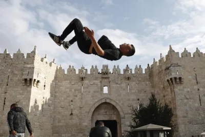 Sant’Eraclio, baby gang sui tetti del castello: trasformano le mura storiche in pista di parkour