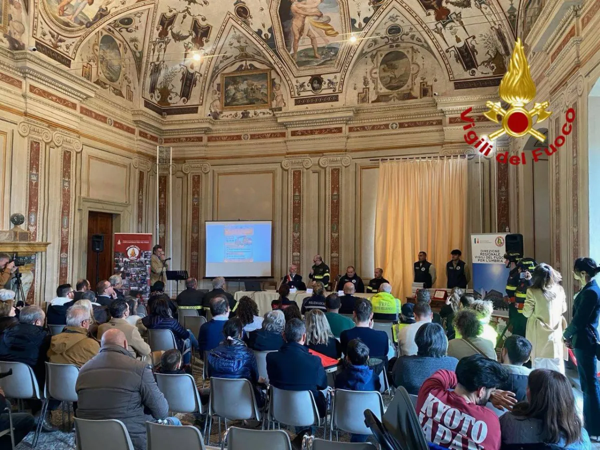 Città della Pieve, consegnata una piattaforma aerea ai Vigili del Fuoco volontari: un progetto nato dalla solidarietà della comunità