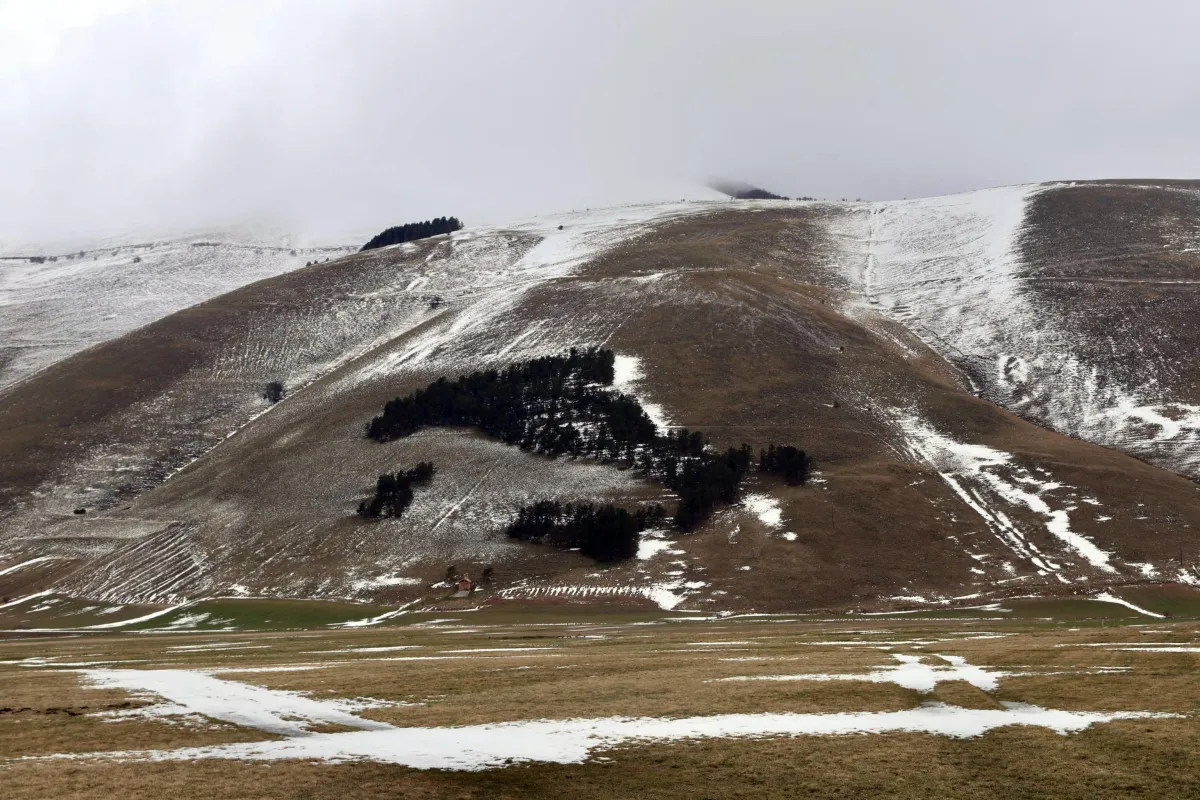 Colpo di coda dell'inverno in Umbria. Neve fino a 600-800 metri, nuova allerta gialla della Protezione Civile