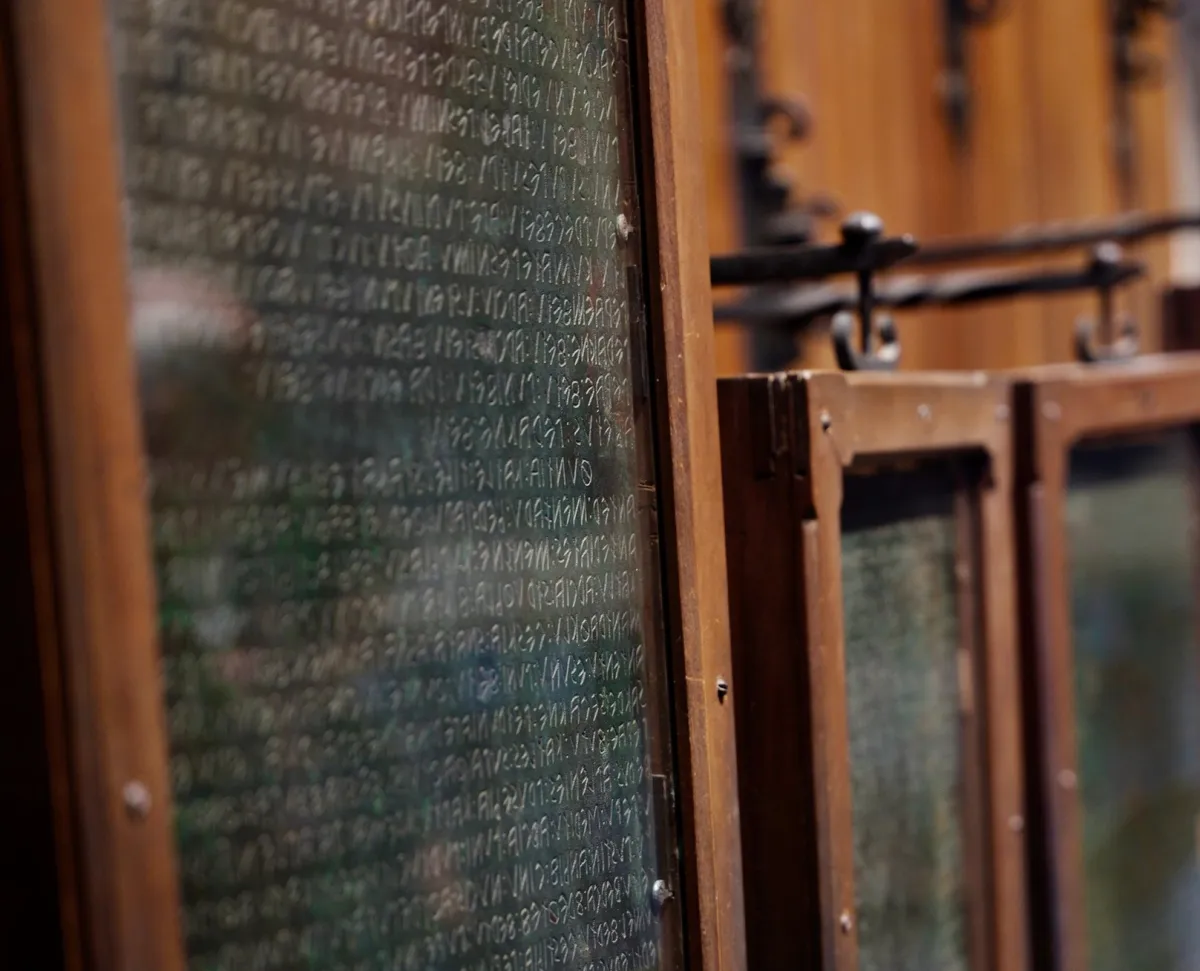 Tavole Eugubine e cibo degli antichi Umbri: un viaggio tra riti, acqua e sapori millenari