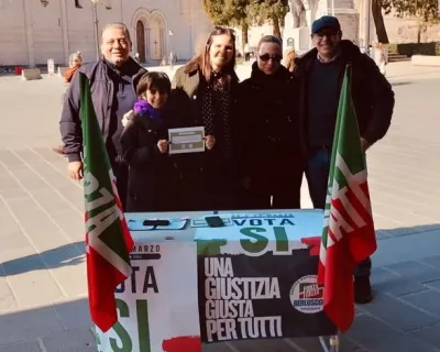 Gubbio, banchetto del “No” non autorizzato al mercato: scatta l’intervento dei vigili