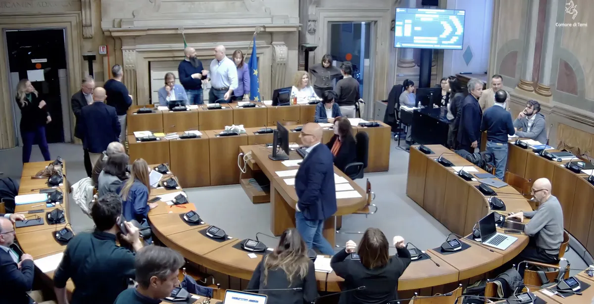 Terni, il consiglio comunale vara il nuovo decalogo: niente foto in pausa e polemiche sull'astensione
