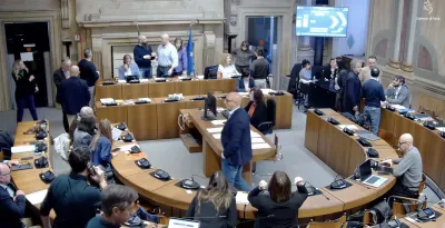 Terni, il consiglio comunale vara il nuovo decalogo: niente foto in pausa e polemiche sull'astensione