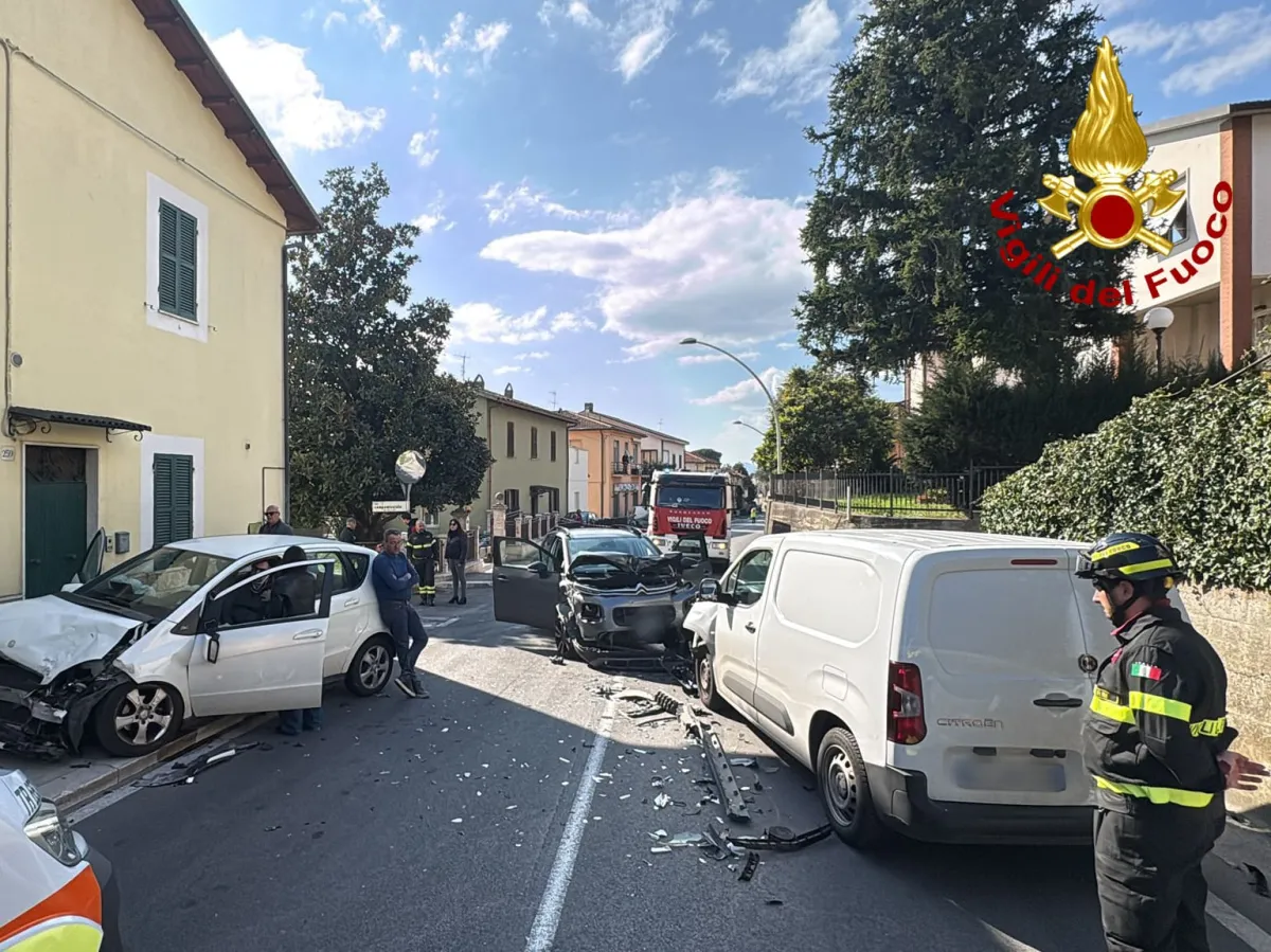 Terni, incidente frontale in via Campomicciolo: occupanti soccorsi, nessuno di loro è in pericolo di vita