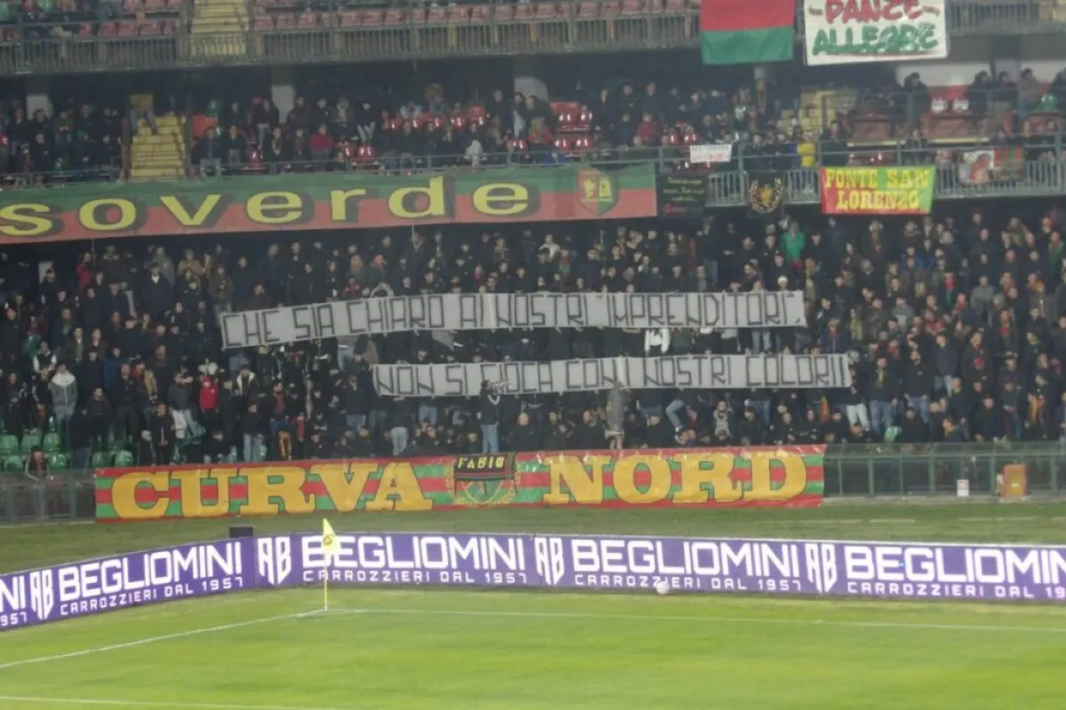 Ternana, protesta dei tifosi senza sosta: striscione in curva durante la sfida con la Samb
