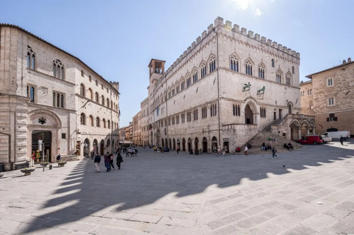 Perugia, stretta contro la sosta selvaggia nel centro storico: nuovi dissuasori tra Piazza IV Novembre, via Bartolo e Piazza Danti