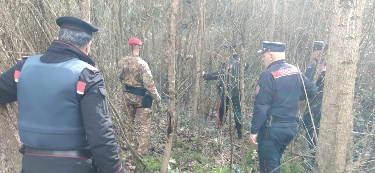 Operazione anti-droga nei boschi dell’Orvietano: due arresti e un denunciato, sequestrati cocaina, eroina e armi bianche