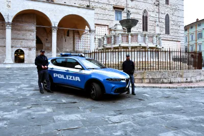 Perugia, sorpreso con una mazza da baseball e due coltelli in auto: 41enne denunciato dalla Polizia
