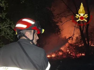 Fabro, incendio in area impervia: fiamme vicino al km 437, intervento aereo in corso