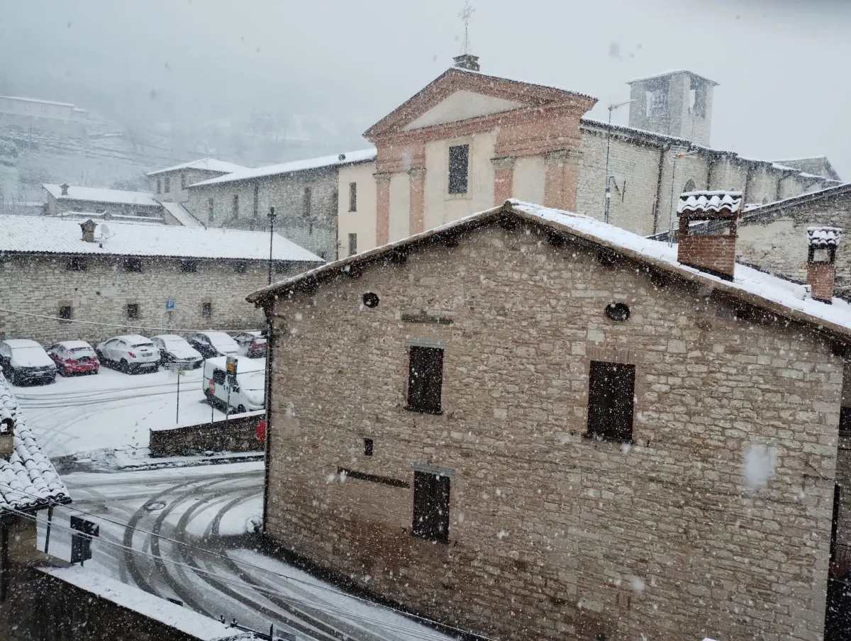  Neve a Gubbio a fine marzo: torna l’inverno, fiocchi “in dolce” e allerta meteo in Umbria