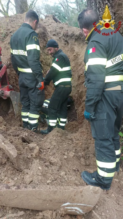 Narni, cane rimane incastrato in una tana. Salvato dai Vigili del Fuoco dopo un lungo scavo