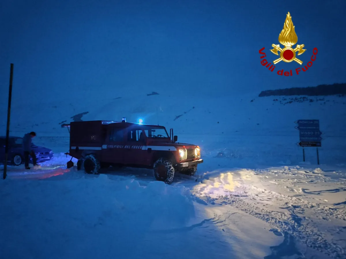 Auto bloccata sul ghiaccio a Castelluccio di Norcia: i vigili del fuoco salvano un 30enne dopo tre ore di lavoro