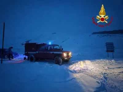 Auto bloccata sul ghiaccio a Castelluccio di Norcia: i vigili del fuoco salvano un 30enne dopo tre ore di lavoro