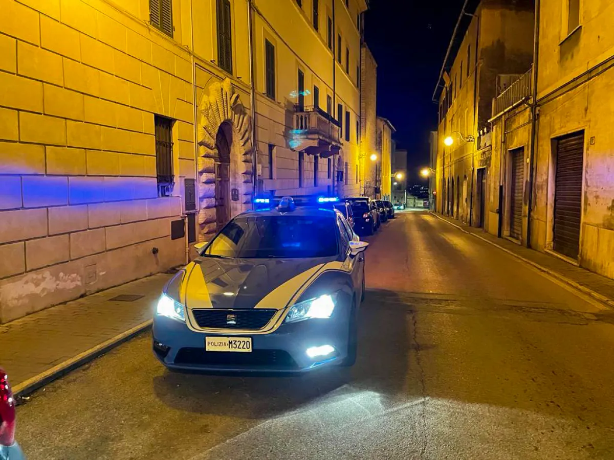 Spoleto, ingerisce ovuli di cocaina e si sente male: 21enne soccorso e arrestato