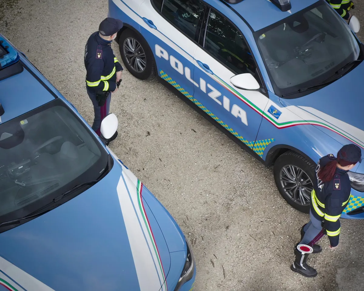 SUV da 100mila euro rubato a Roma e riciclato: scoperto dalla Polizia Stradale sull’A1 grazie all’alta velocità
