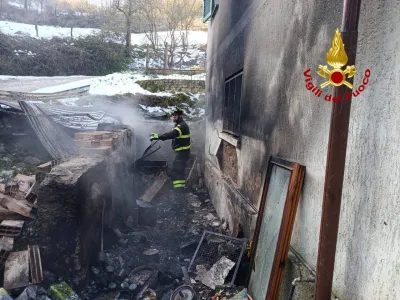Pietralunga, incendio in una rimessa adiacente a un’abitazione: intervento provvidenziale dei vigili del fuoco di Gubbio
