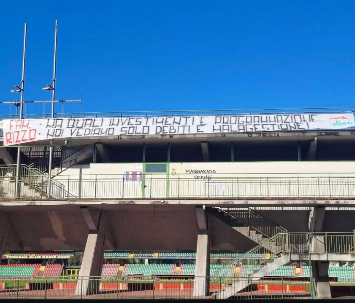 Ternana, tensione alle stelle: nuovo striscione dei tifosi contro la famiglia Rizzo
