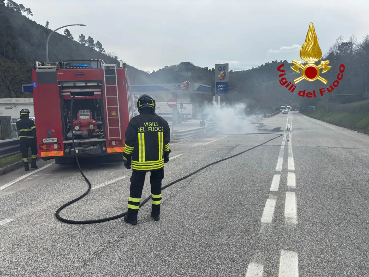 Flaminia, brucia auto a GPL tra Spoleto e Terni: provvidenziale l'intervento dei vigili del fuoco