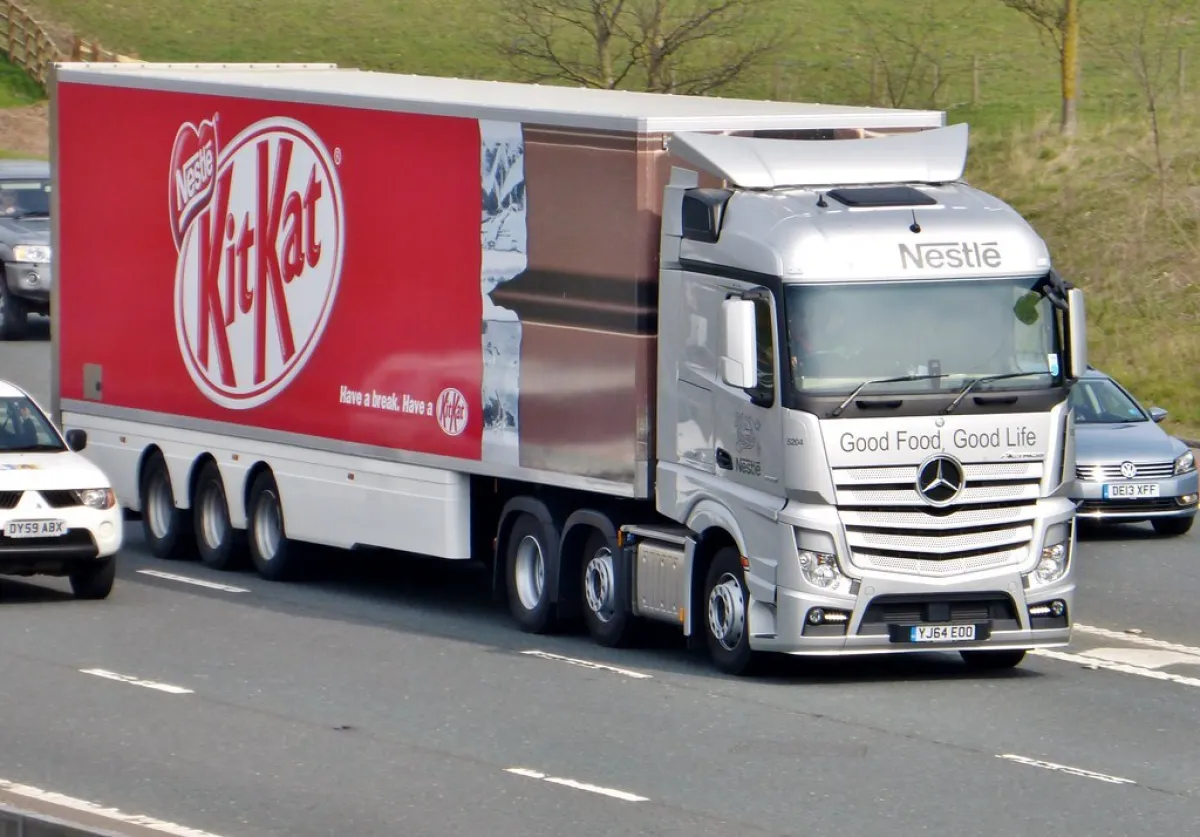 Il furto di 12 tonnellate di barrette KitKat: ritrovato il camion rubato che era partito da Perugia