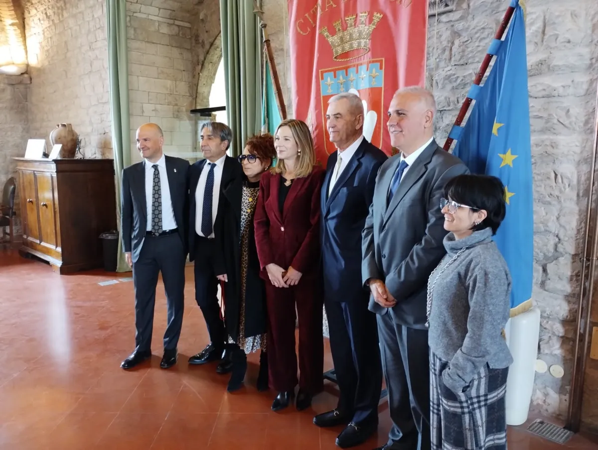 Ronald Spogli a Gubbio: memoria, radici e legami tra Italia e Stati Uniti nel segno dell’emigrazione