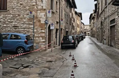 Gubbio, blackout tra Scritto e Belvedere e via Saffi chiusa per buche: disagi per residenti e automobilisti