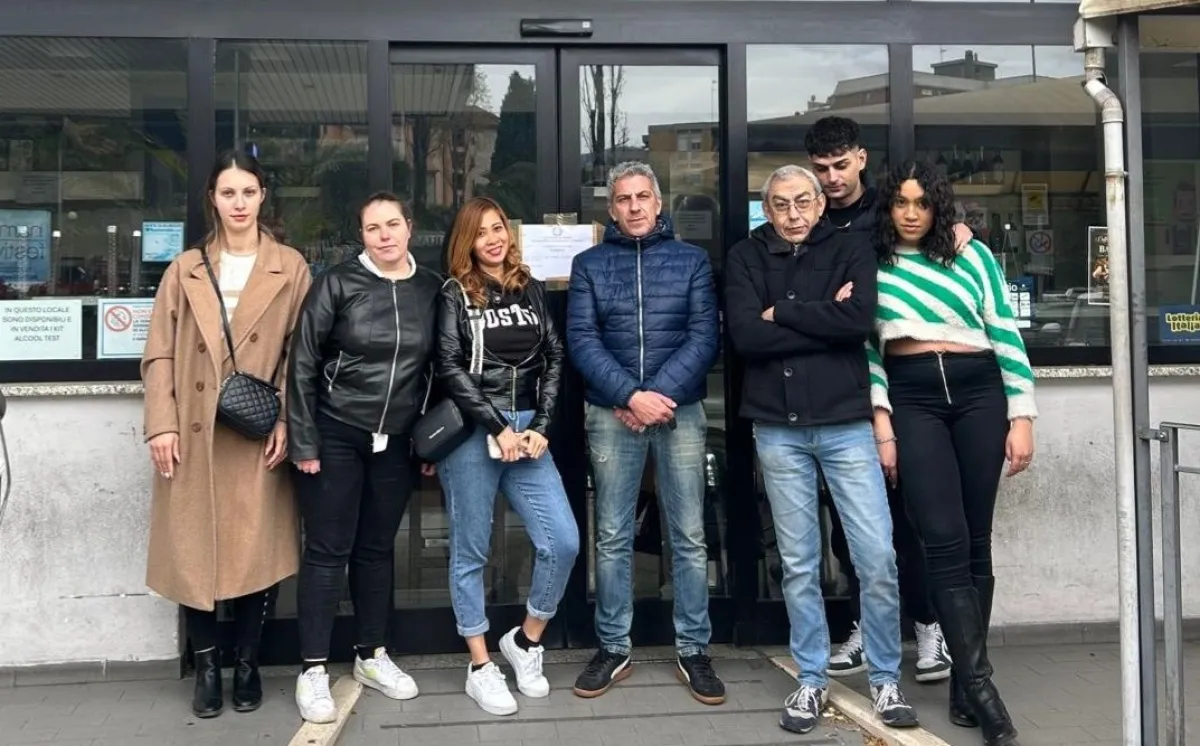 Terni, i dipendenti del Caffè Commercio chiuso dopo la rissa finita sui social: “Dieci famiglie a rischio”