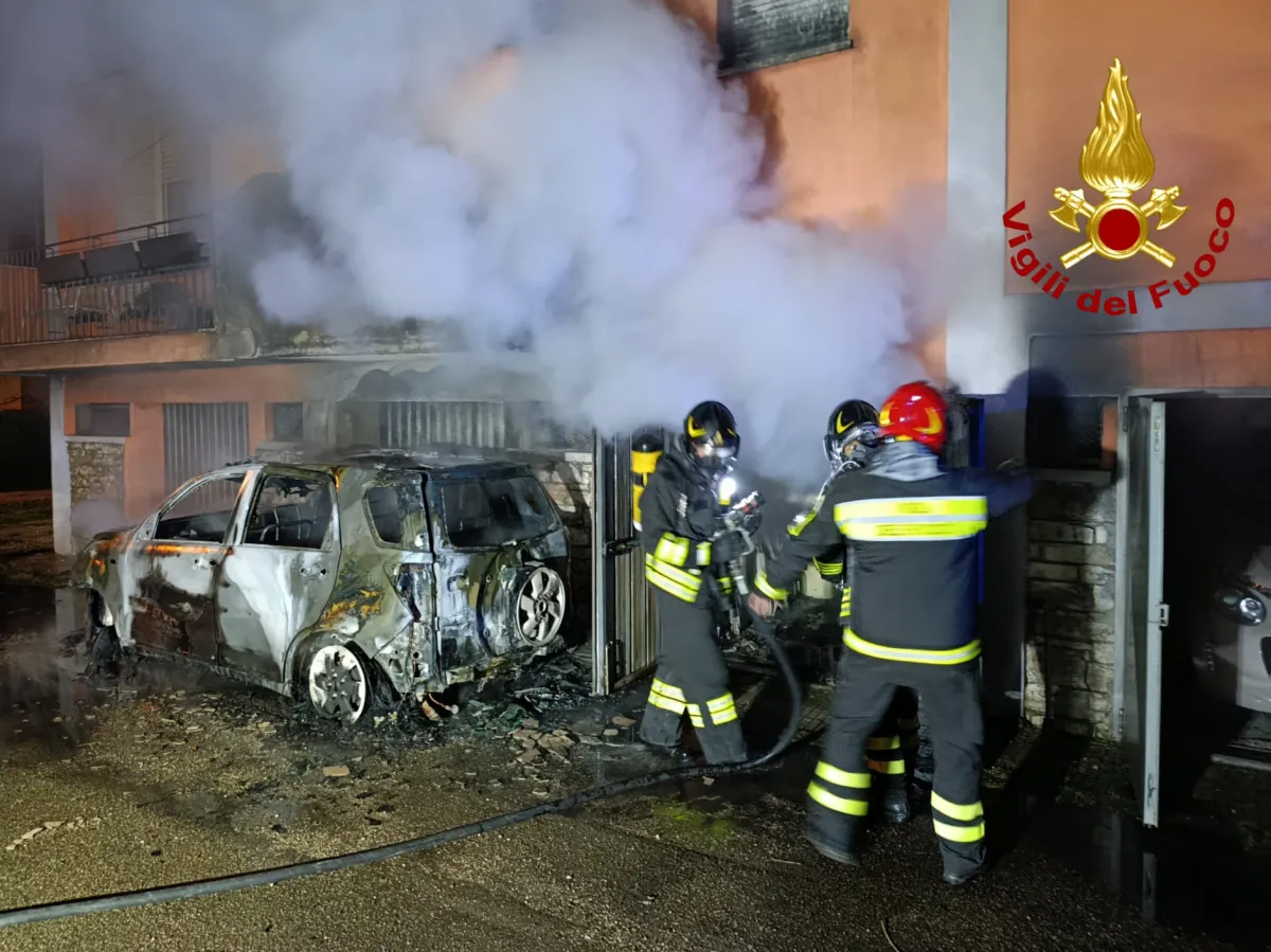 Terni, brucia auto nella notte: intervento decisivo dei vigili del fuoco