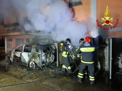 Terni, brucia auto nella notte: intervento decisivo dei vigili del fuoco