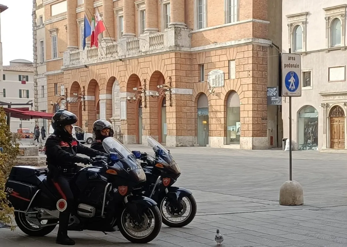 Foligno, il nervosismo lo tradisce durante un controllo: 29enne arrestato con 8 dosi di cocaina e un bilancino
