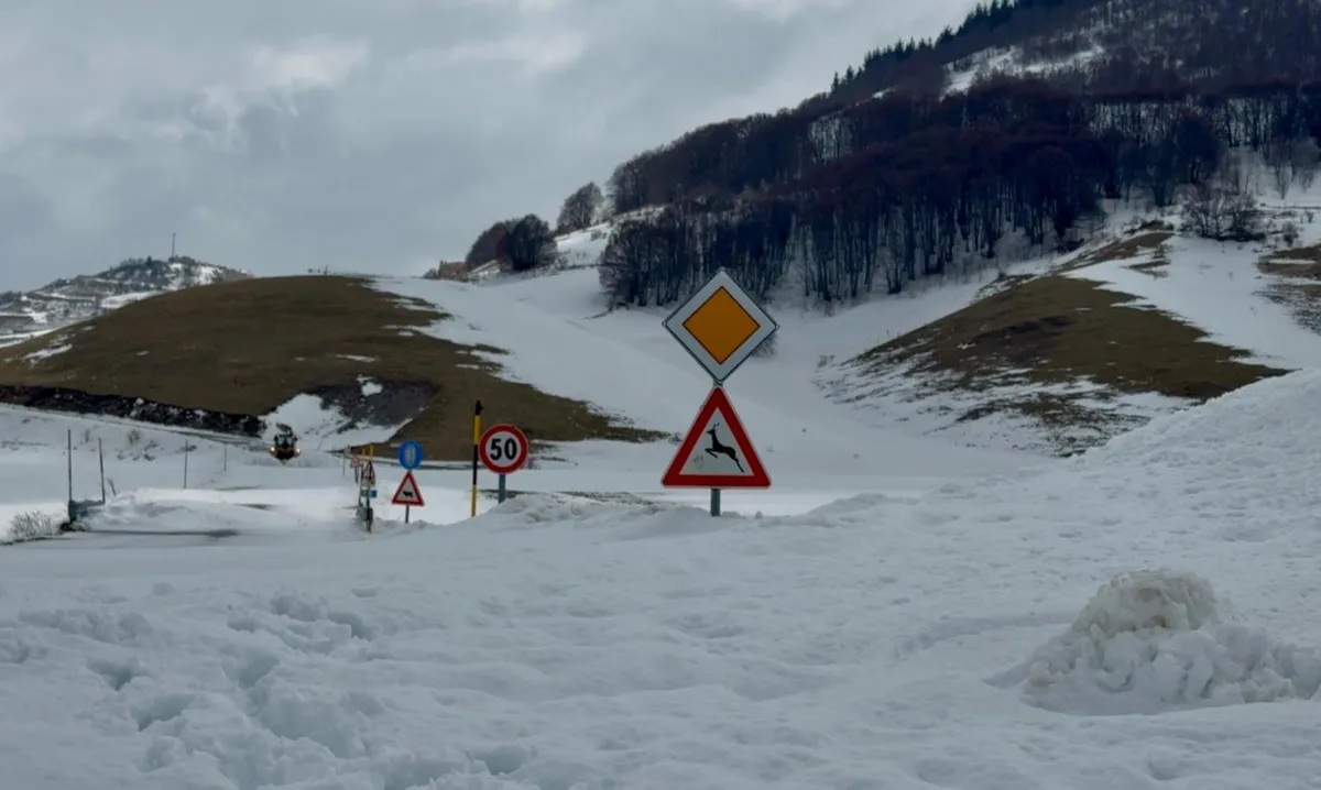 Emergenza neve, riaperta la strada tra Perugia e Macerata: spazzaneve in azione dopo accumuli oltre i 50 centimetri