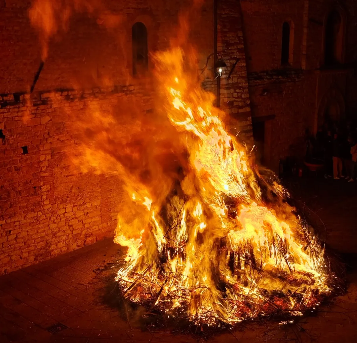 Gubbio, la Processione del Cristo Morto: fede, silenzio e tradizione nel cuore della città