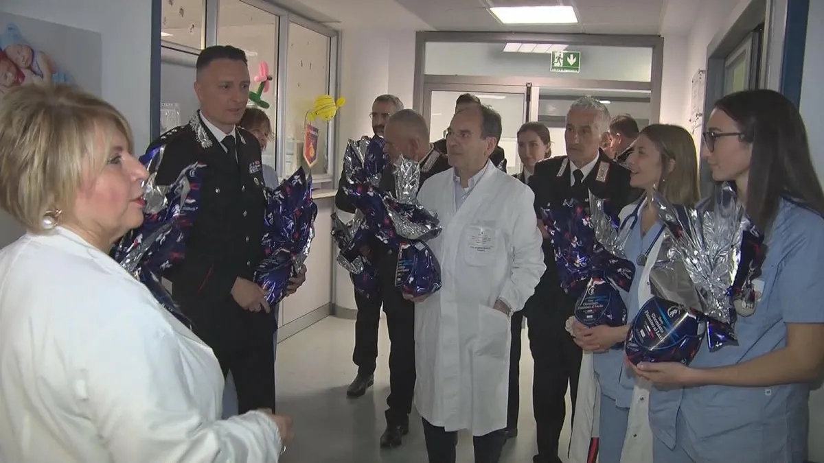Gubbio, i Carabinieri in visita all'Ospedale di Branca con uova pasquali per bambini e neomamme