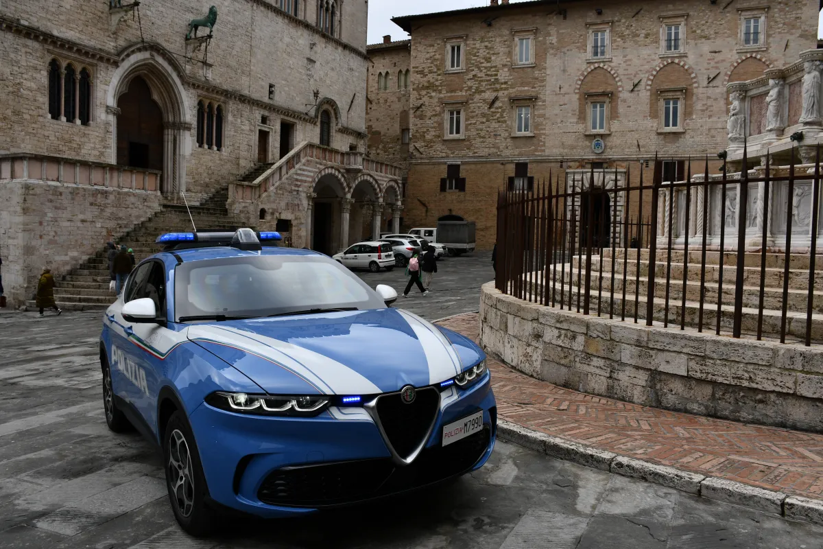 Perugia, manomette il braccialetto elettronico e viola il divieto di avvicinamento. Arrestato 34enne