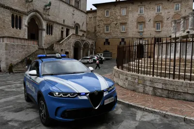 Perugia, manomette il braccialetto elettronico e viola il divieto di avvicinamento. Arrestato 34enne