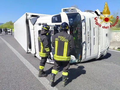 Incidente sulla superstrada Terni-Orte: tir si ribalta, intervento dei vigili del fuoco